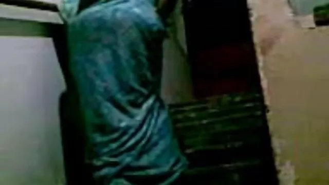 لڑکی کے ساتھ داڑھیوں کے کانال تلگرام کلیپ سکسی ایرانی لباس پر ، میز