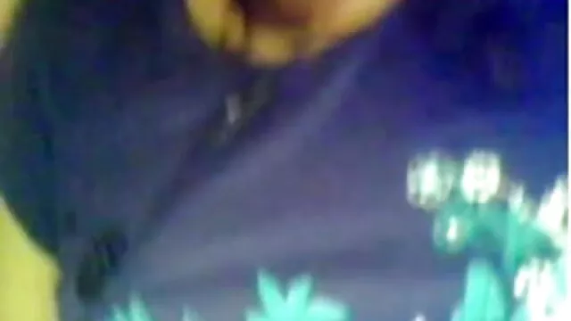خوبصورت ماں کی اجازت دیتا ہے اس کے بیٹے کو چھو دودھ اور داخل میں فیلم داستانی سکسی ایرانی ڈک منڈا