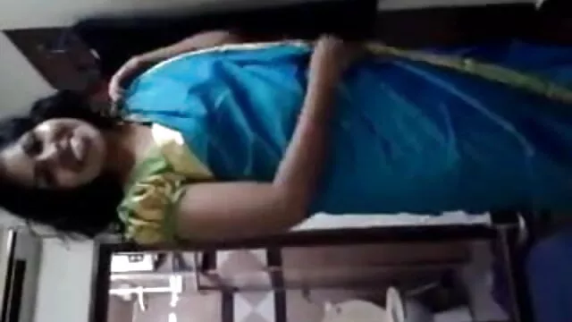 Brunette کے ، فیلم سکسی جدید دختر ایرانی کے ساتھ صفائی رکھی گھر میں