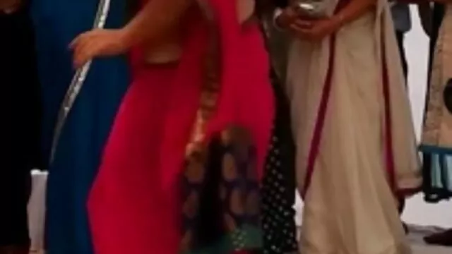 لڑکی کو درد محسوس ہوتا ہے کہ کھجلی اس کی ٹانگوں جدیدترین کلیپ سکسی ایرانی کے درمیان ایک رابطے کا مساج