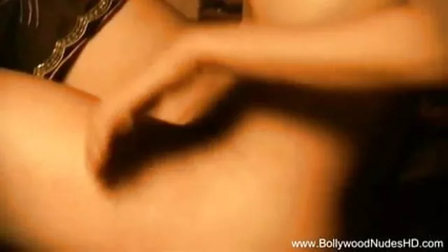Brunette سکس ویدو ایران جینی کے گرد لپیٹ کے ساتھ بستر میں زمینداروں